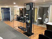 Display met diverse toiletaccessoires en kranen (2x) - afbeelding 21 van  24