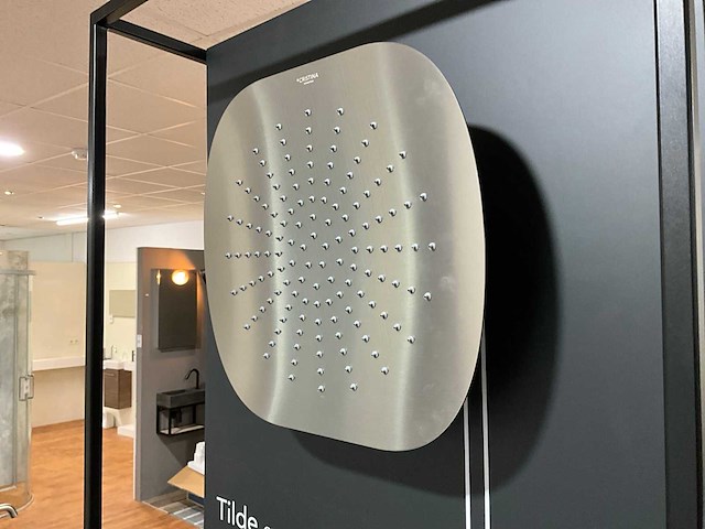 Display met diverse toiletaccessoires en kranen (2x) - afbeelding 22 van  24