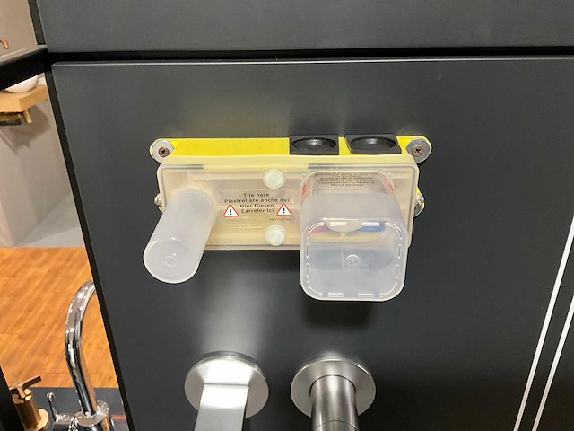 Display met diverse toiletaccessoires en kranen (2x) - afbeelding 23 van  24