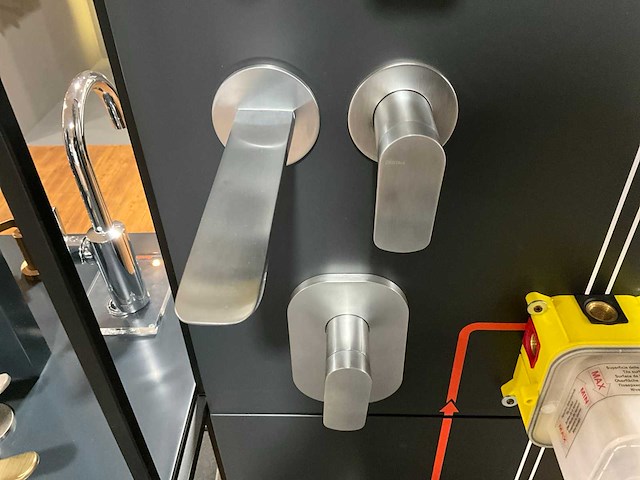 Display met diverse toiletaccessoires en kranen (2x) - afbeelding 24 van  24