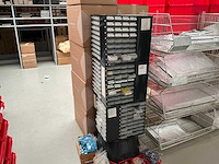 Display met installatie materiaal - afbeelding 1 van  7