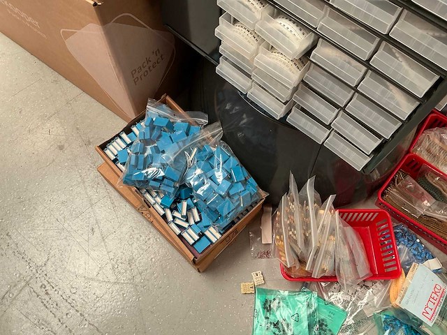 Display met installatie materiaal - afbeelding 3 van  7