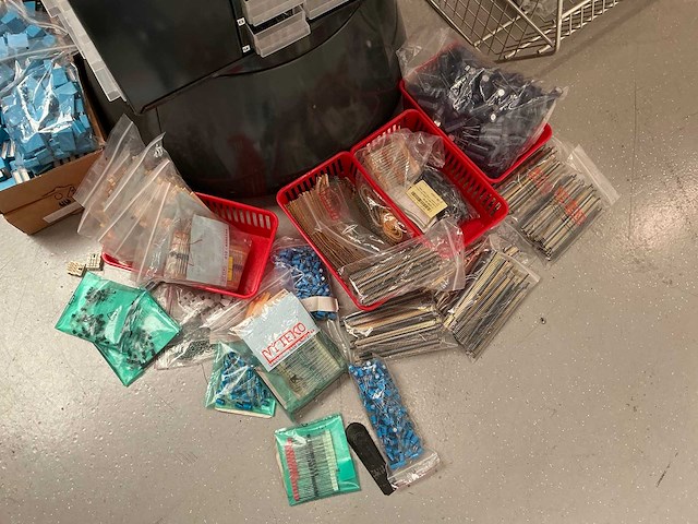 Display met installatie materiaal - afbeelding 4 van  7