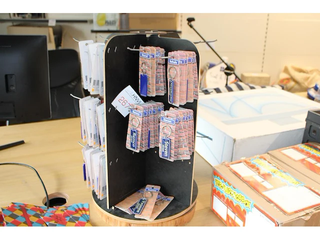 Display met naamsleutelhangers - afbeelding 1 van  3