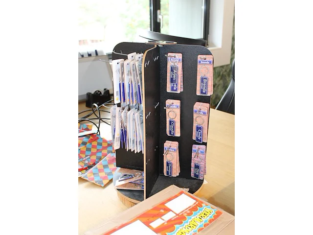 Display met naamsleutelhangers - afbeelding 2 van  3