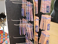 Display met naamsleutelhangers - afbeelding 3 van  3