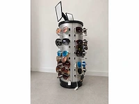 Display met replica zonnebrillen draaiend