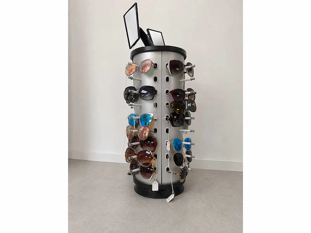 Display met replica zonnebrillen draaiend - afbeelding 1 van  1