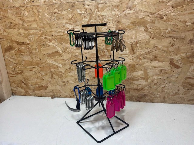 Display met sleutelhangers - afbeelding 6 van  8