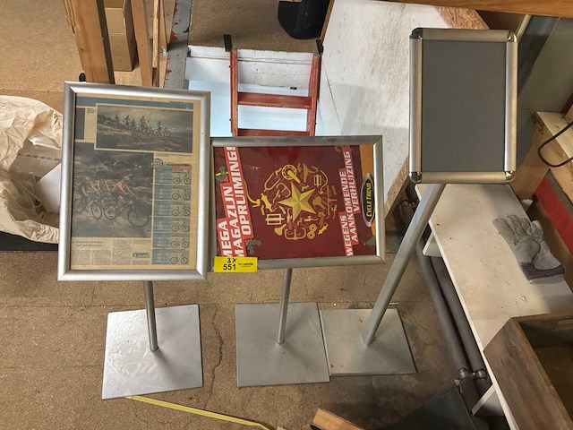 Display op standaard (3x) - afbeelding 1 van  2