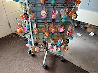 Display-rek inclusief inhoud - diverse sleutelhangers - afbeelding 3 van  6
