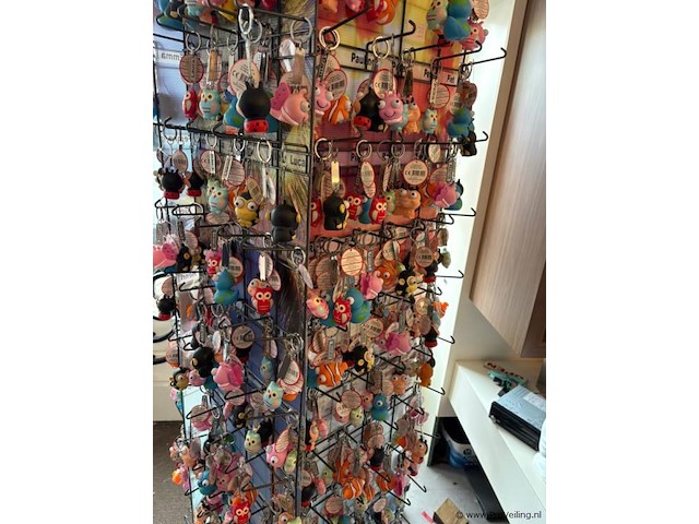 Display-rek inclusief inhoud - diverse sleutelhangers - afbeelding 4 van  6
