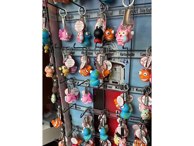 Display-rek inclusief inhoud - diverse sleutelhangers - afbeelding 5 van  6