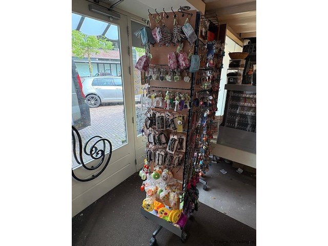 Display-rek inclusief inhoud - diverse sleutelhangers - afbeelding 1 van  7