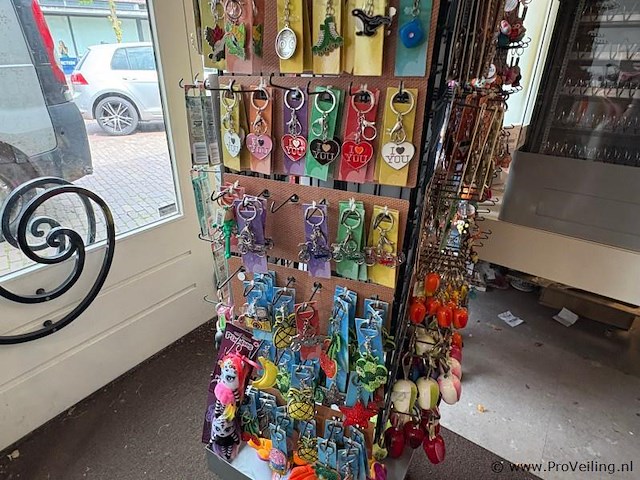 Display-rek inclusief inhoud - diverse sleutelhangers - afbeelding 5 van  7