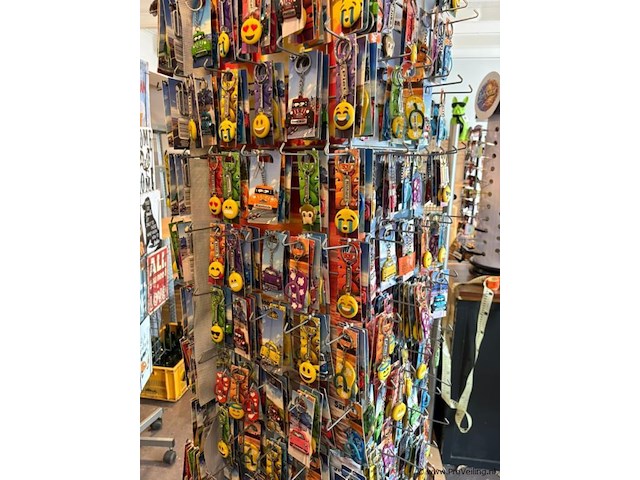Display-rek inclusief inhoud - diverse sleutelhangers - afbeelding 1 van  7