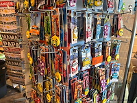 Display-rek inclusief inhoud - diverse sleutelhangers - afbeelding 2 van  7