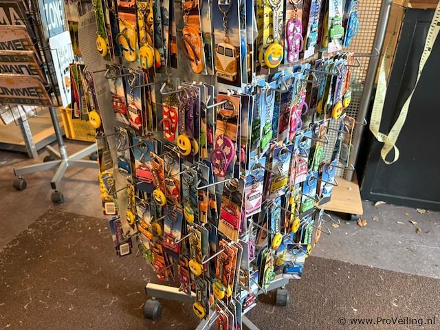 Display-rek inclusief inhoud - diverse sleutelhangers - afbeelding 3 van  7