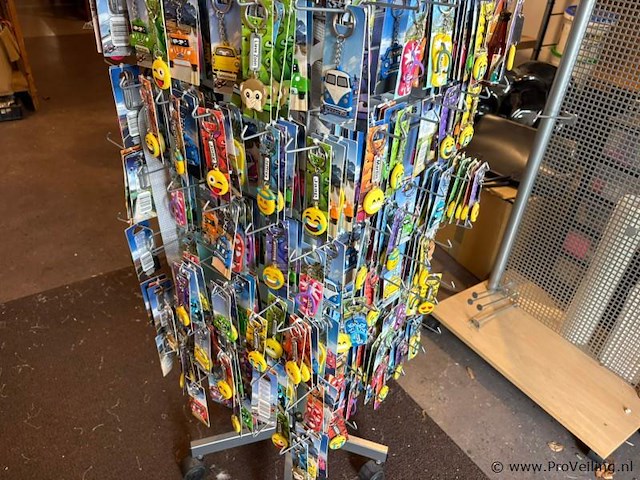 Display-rek inclusief inhoud - diverse sleutelhangers - afbeelding 5 van  7
