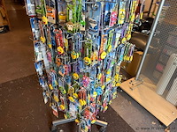 Display-rek inclusief inhoud - diverse sleutelhangers - afbeelding 5 van  7