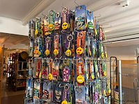 Display-rek inclusief inhoud - diverse sleutelhangers - afbeelding 6 van  7