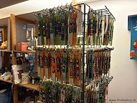 Display-rek inclusief inhoud - diverse sleutelhangers - afbeelding 1 van  5
