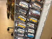 Display-rek inclusief inhoud diverse mini auto's - afbeelding 2 van  9