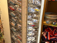Display-rek inclusief inhoud diverse mini auto's - afbeelding 6 van  9