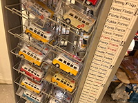 Display-rek inclusief inhoud diverse mini auto's - afbeelding 8 van  9
