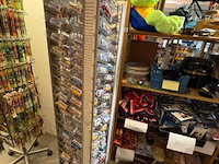 Display-rek inclusief inhoud diverse mini auto's - afbeelding 9 van  9