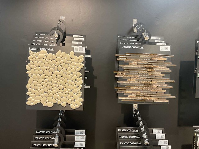 Display rek met wandtegel monsters - afbeelding 2 van  7