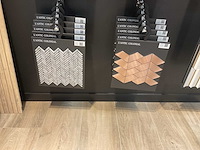Display rek met wandtegel monsters - afbeelding 6 van  7