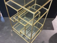 Displaykast v.v. goudkleurig metalen frame en glazen planken
