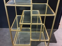 Displaykast v.v. goudkleurig metalen frame en glazen planken - afbeelding 2 van  3