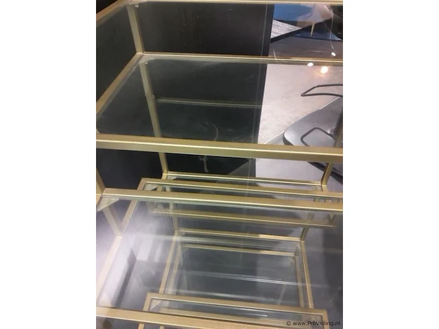 Displaykast v.v. goudkleurig metalen frame en glazen planken - afbeelding 3 van  3