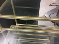 Displaykast v.v. goudkleurig metalen frame en glazen planken - afbeelding 3 van  3