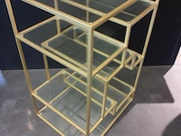 Displaykast v.v. goudkleurig metalen frame en glazen planken
