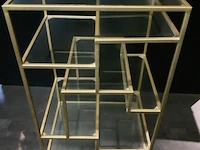 Displaykast v.v. goudkleurig metalen frame en glazen planken - afbeelding 2 van  3