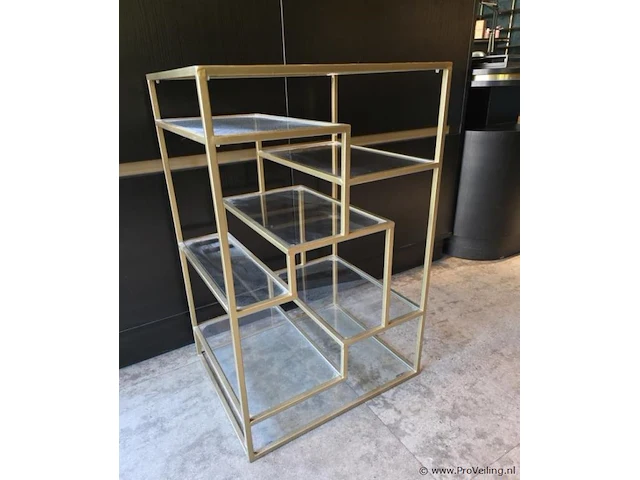 Displaykast v.v. goudkleurig metalen frame en glazen planken - afbeelding 1 van  5