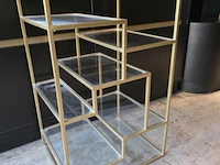 Displaykast v.v. goudkleurig metalen frame en glazen planken
