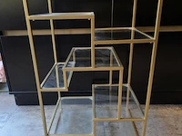 Displaykast v.v. goudkleurig metalen frame en glazen planken - afbeelding 2 van  5