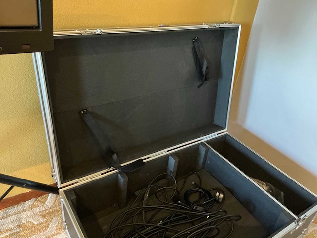 Displayten interactive demo unit 32” monitor - afbeelding 4 van  7