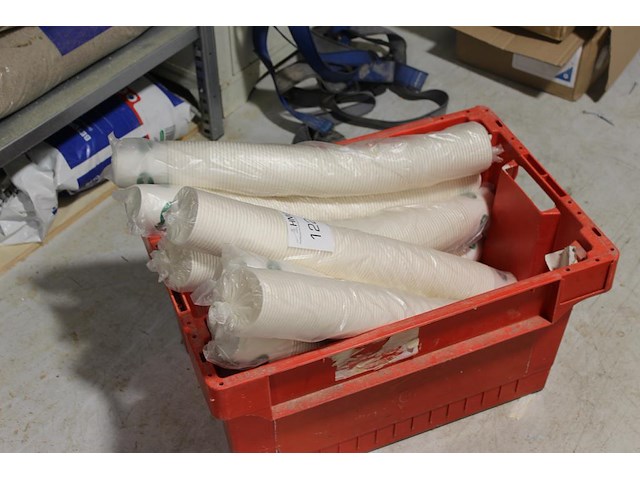 Disposable koffiebekers in krat. - afbeelding 2 van  2