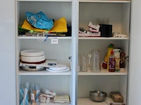 Disposables, glaswerk en tafellinnen in twee kasten. - afbeelding 2 van  2
