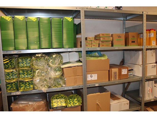 Disposables in 10 schappen waaronder houten bestek, zakken, bekers en bakjes. - afbeelding 1 van  4