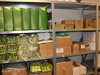 Disposables in 10 schappen waaronder houten bestek, zakken, bekers en bakjes. - afbeelding 1 van  4