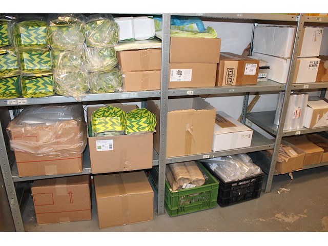 Disposables in 10 schappen waaronder houten bestek, zakken, bekers en bakjes. - afbeelding 2 van  4