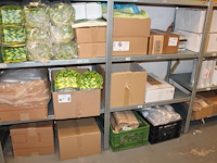 Disposables in 10 schappen waaronder houten bestek, zakken, bekers en bakjes. - afbeelding 2 van  4