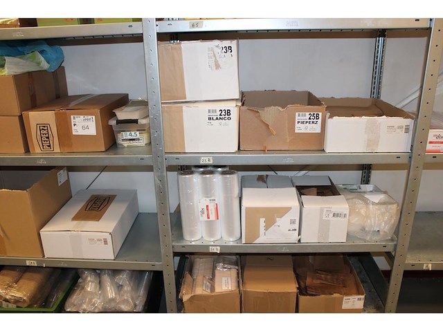 Disposables in 10 schappen waaronder houten bestek, zakken, bekers en bakjes. - afbeelding 3 van  4