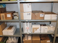 Disposables in 10 schappen waaronder houten bestek, zakken, bekers en bakjes. - afbeelding 3 van  4